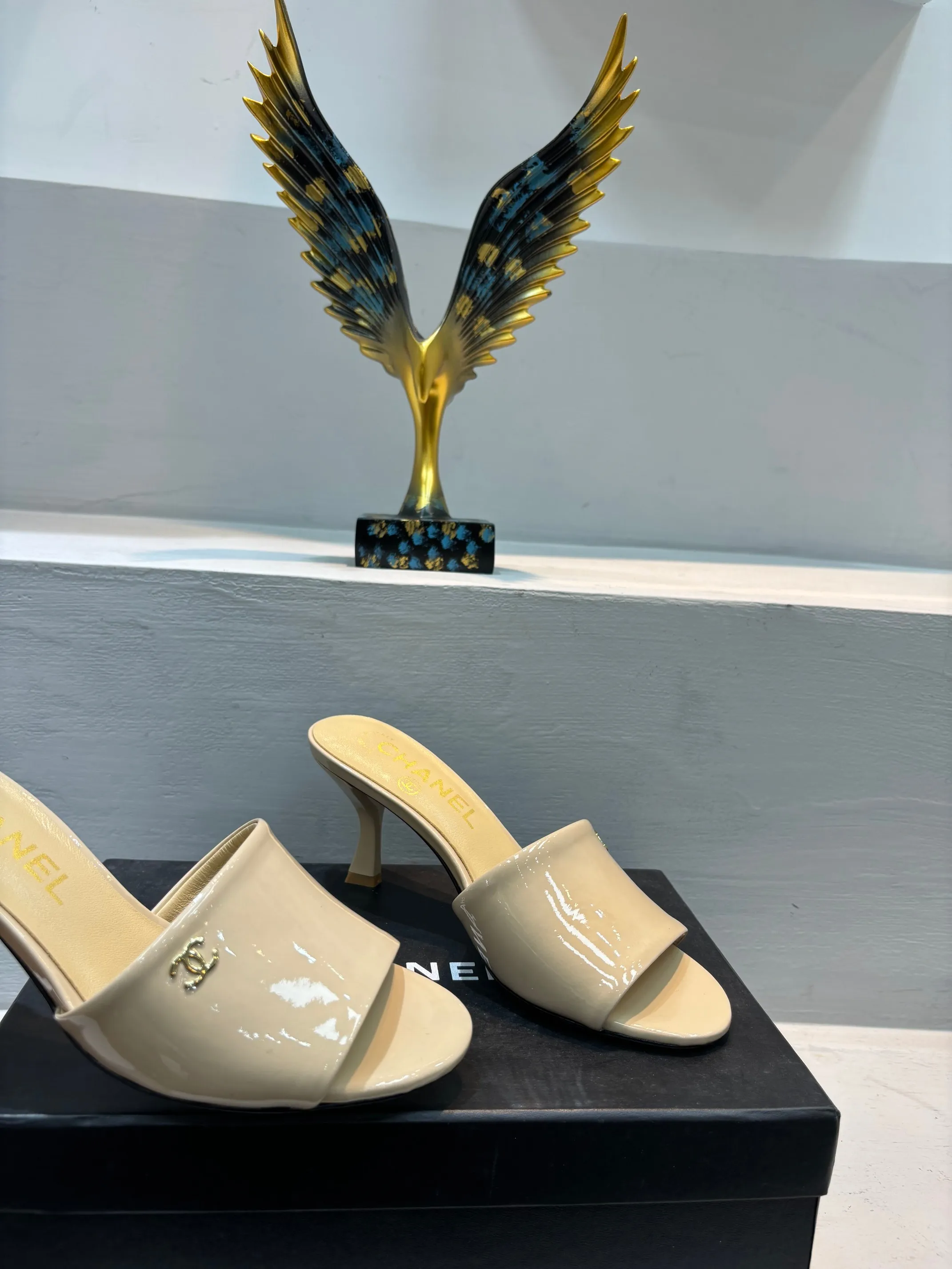 👟👟Ex-factory price 520👟👟 🌲🌲🌲 Chanel's new slippers for early summer, the same style is used by major fashion bloggers and celebrities, they are so beautiful! The upper is made of imported glossy patent leather and the lining is made of sheepskin. Original leather outsole, heel height 5cm. Size: 35-41 (custom-made 40 and 41 non-refundable)